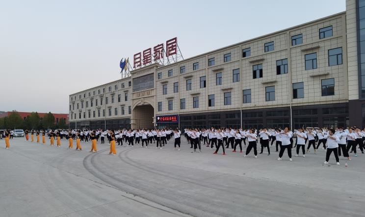 勝管曹縣運(yùn)營(yíng)中心為弘揚(yáng)全民健身運(yùn)動(dòng)，竟組建了一支“400人舞團(tuán)”