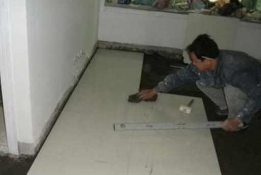 地暖上面鋪什么好？是選擇地板呢？還是瓷磚呢？