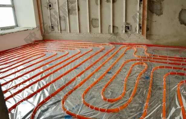 地暖上面鋪什么好？是選擇地板呢？還是瓷磚呢？